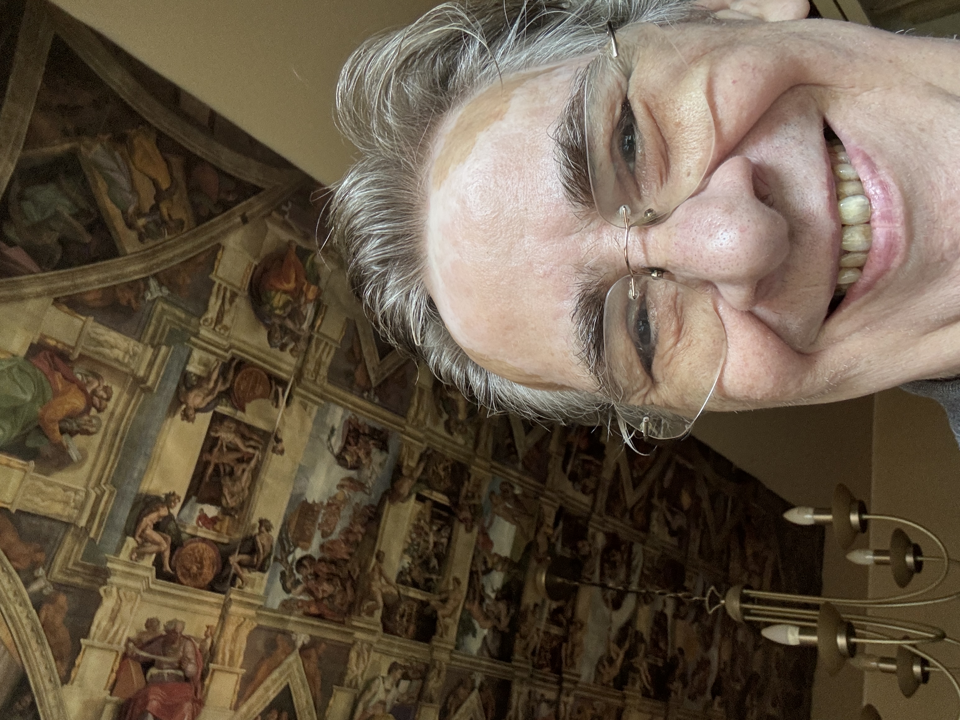 Susanne Albers unter der Sixtinischen Kapelle