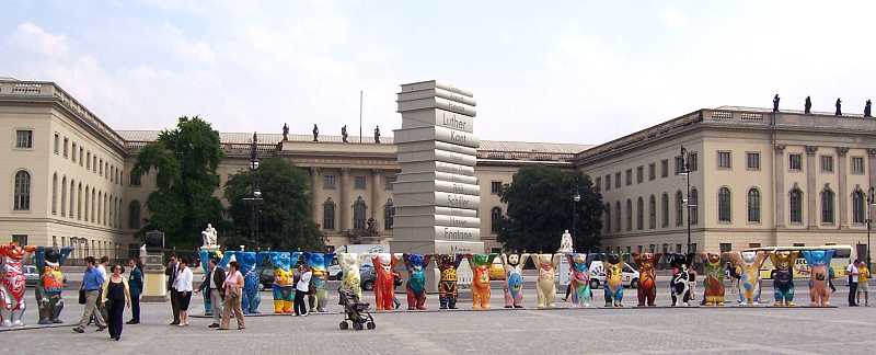 Bebelplatz in Berlin mit Bücherturm und Buddy Bears, im Hintergrund die Humboldt-Universität