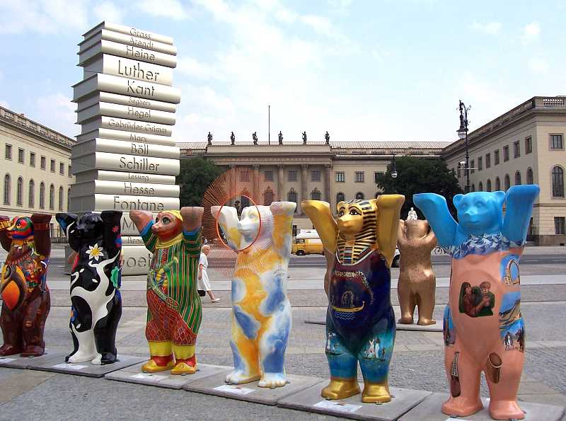 Buddy Bears und Bücherturm auf dem Bebelplatz 2006