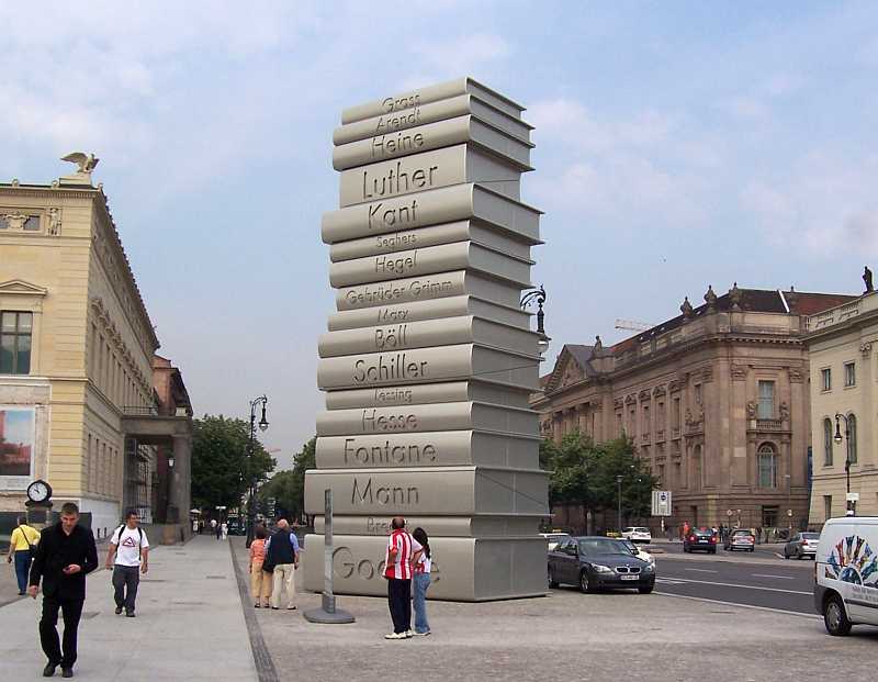 Bücherturm auf dem Bebelplatz mit Namen von Schriftstellern und Denkern
