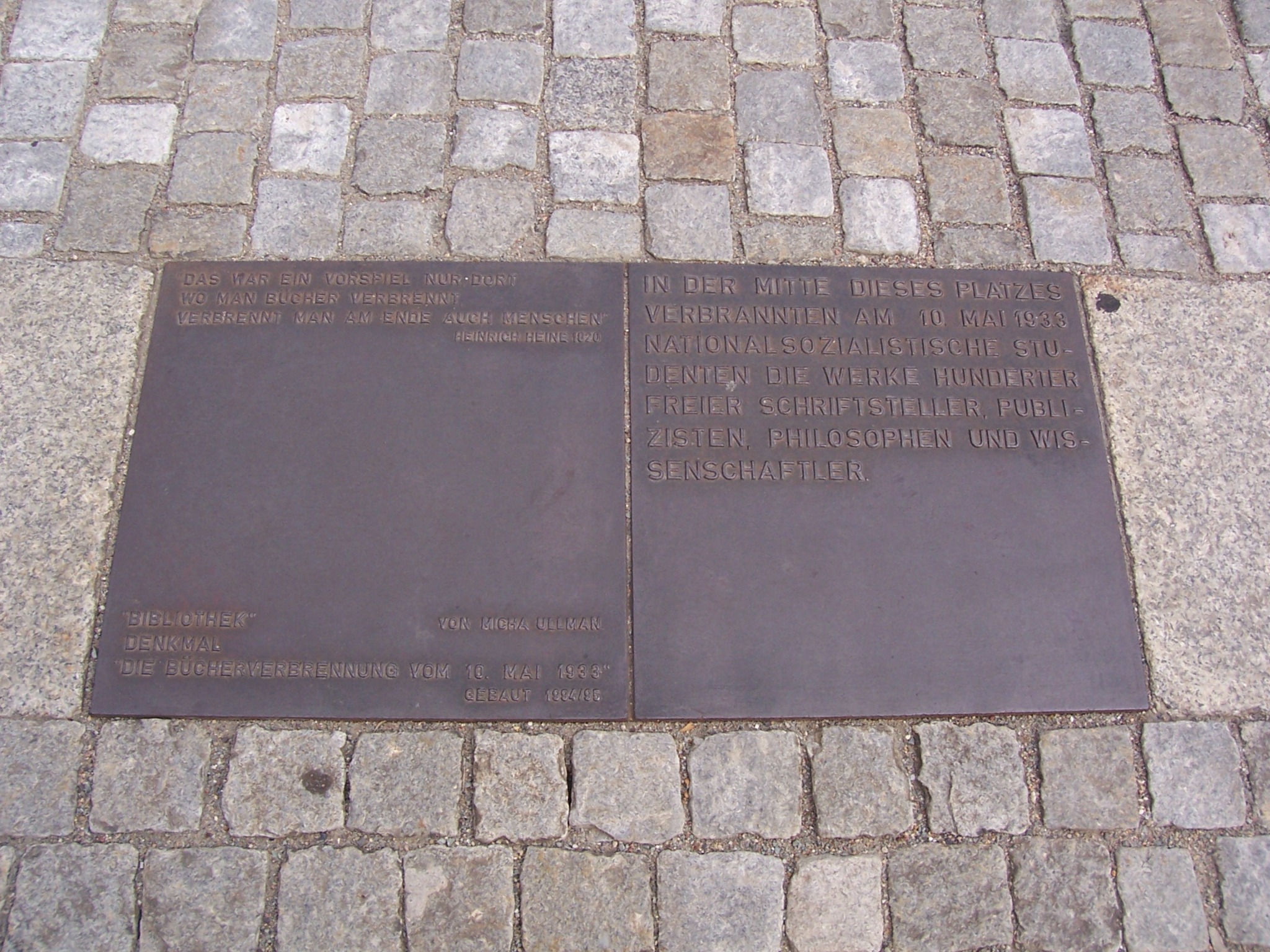 Gedenktafeln zur Bücherverbrennung auf dem Bebelplatz