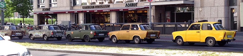 Mehrere Trabant-Fahrzeuge in einer Berliner Straße