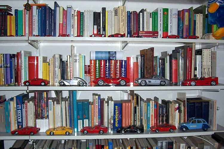 Susannes Modellautosammlung vor einem Bücherregal