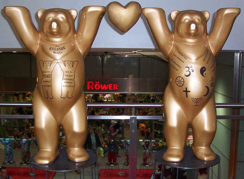 Zwei goldene United Buddy Bears zur Goldenen Regel