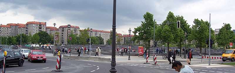 Blick von der Straße auf das Stelenfeld