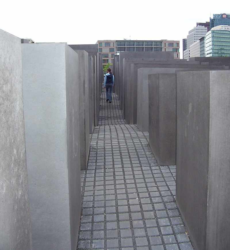 Schmaler Weg zwischen hohen Stelen