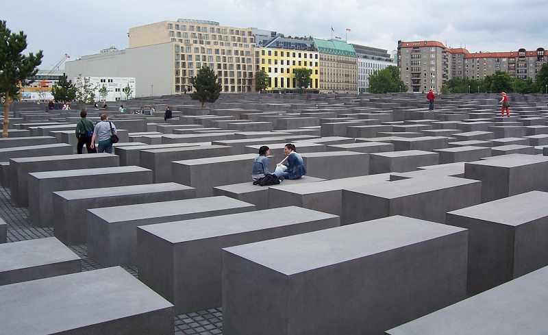 Weites Feld aus Betonstelen mit Besuchern