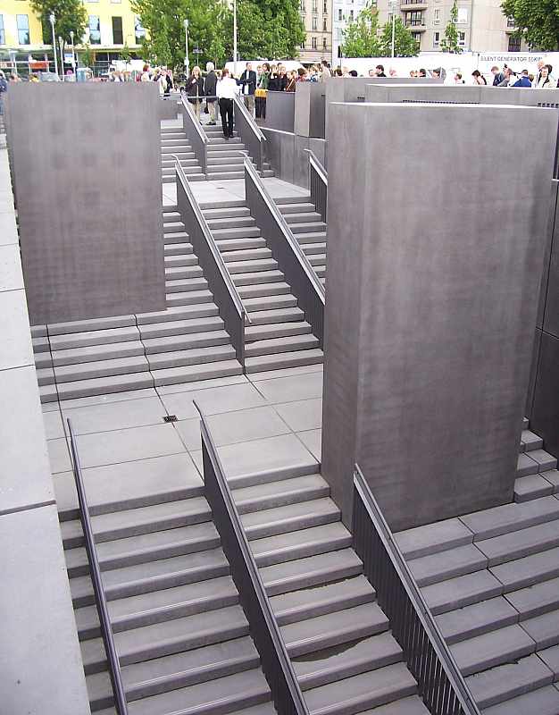 Treppen zum unterirdischen Ort der Information