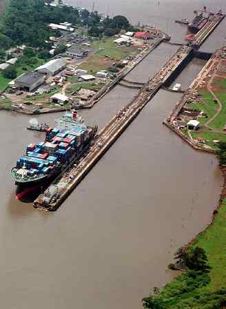 Schiff im Panamakanal