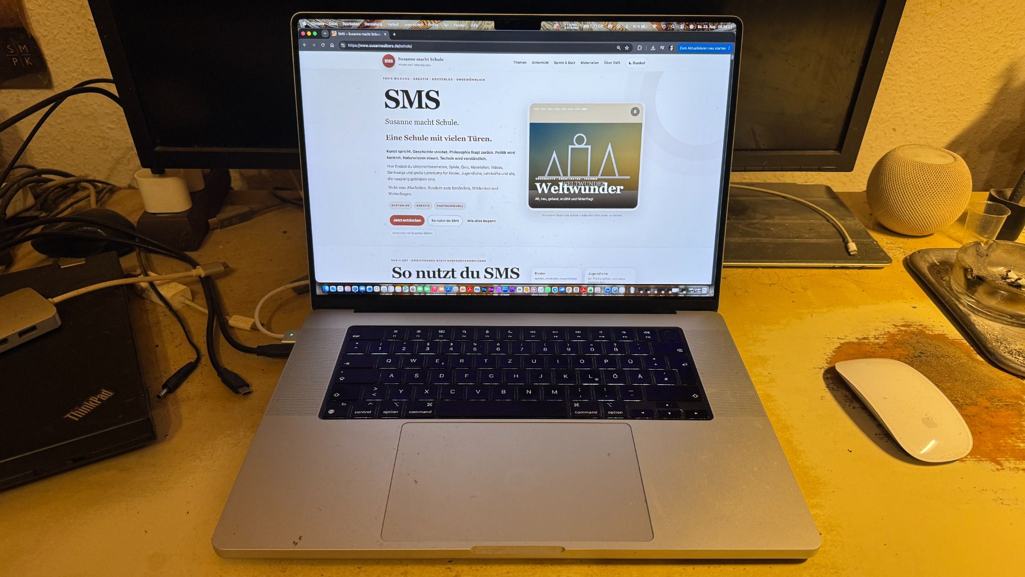 MacBook Pro am Arbeitsplatz mit geöffneter SMS-Schulseite